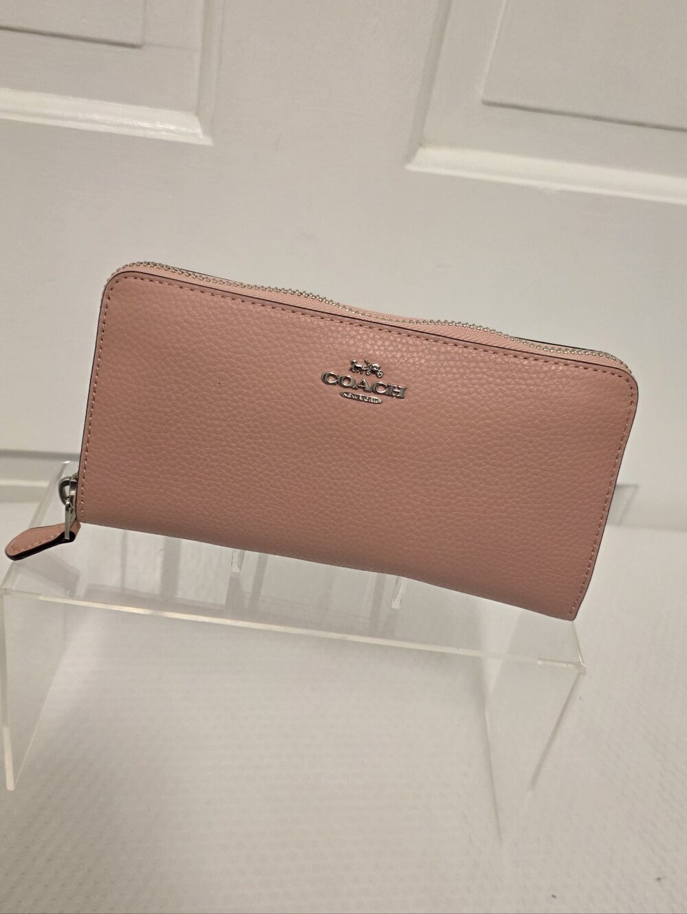EUC Coach Light Pink Pebbled Leather Accordian Style Zip Close Wallet